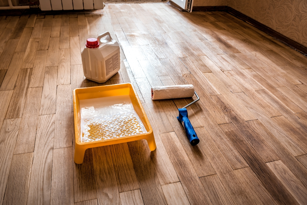 Lacquering,Wood,Floors.,Use,Roller,For,Coating,Parquet,Floors.,Varnish.